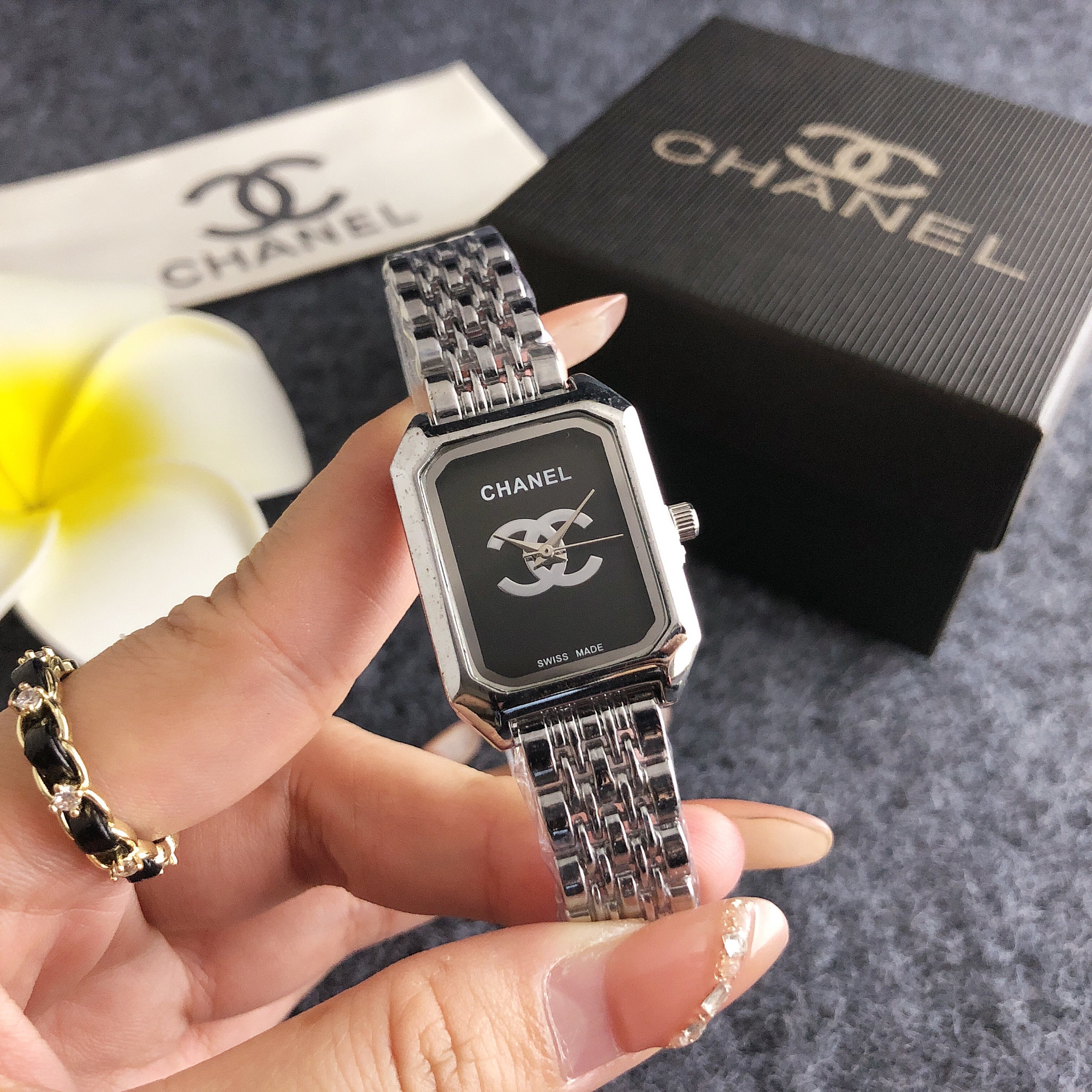 Noir Élance Watch Plus