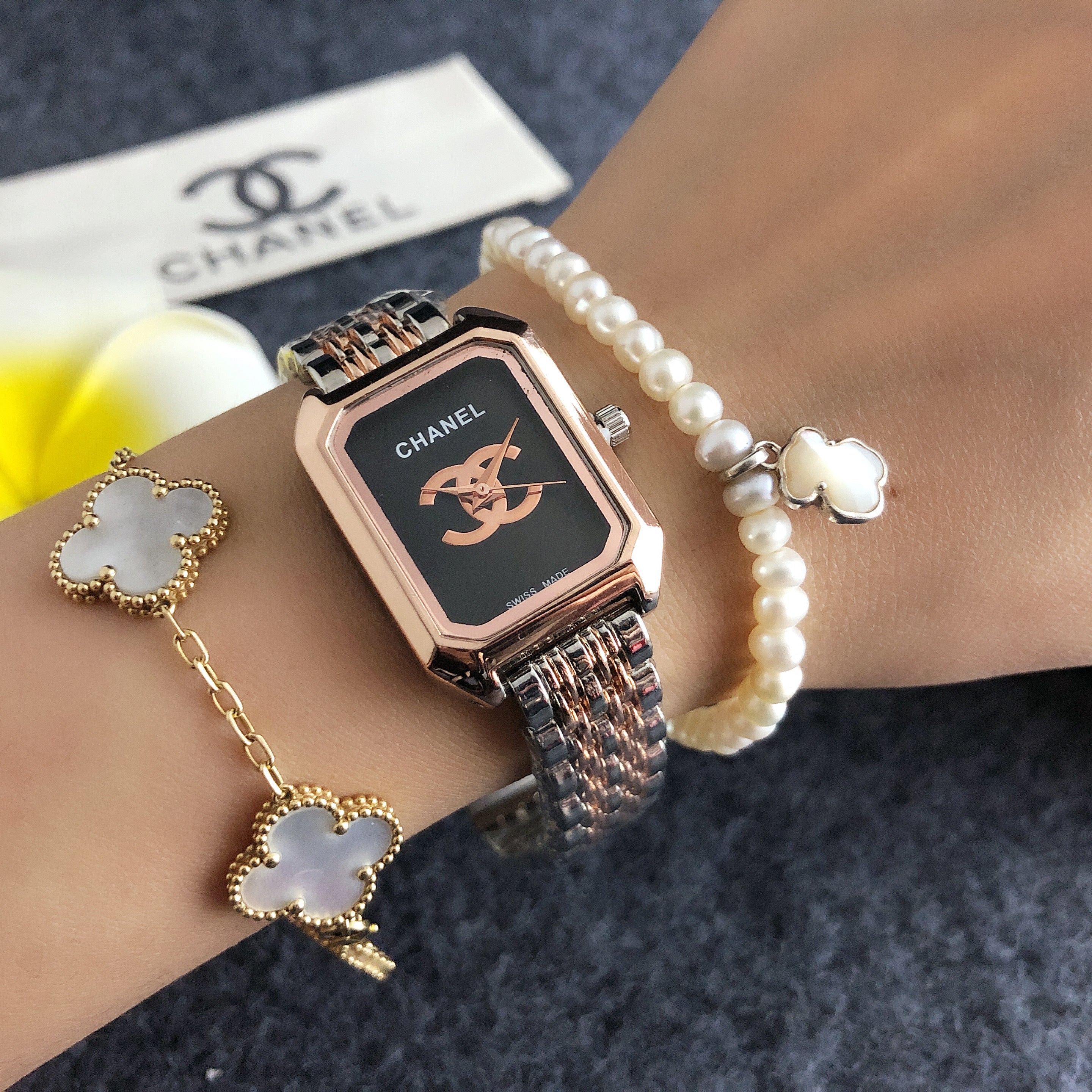 Noir Élance Watch Plus